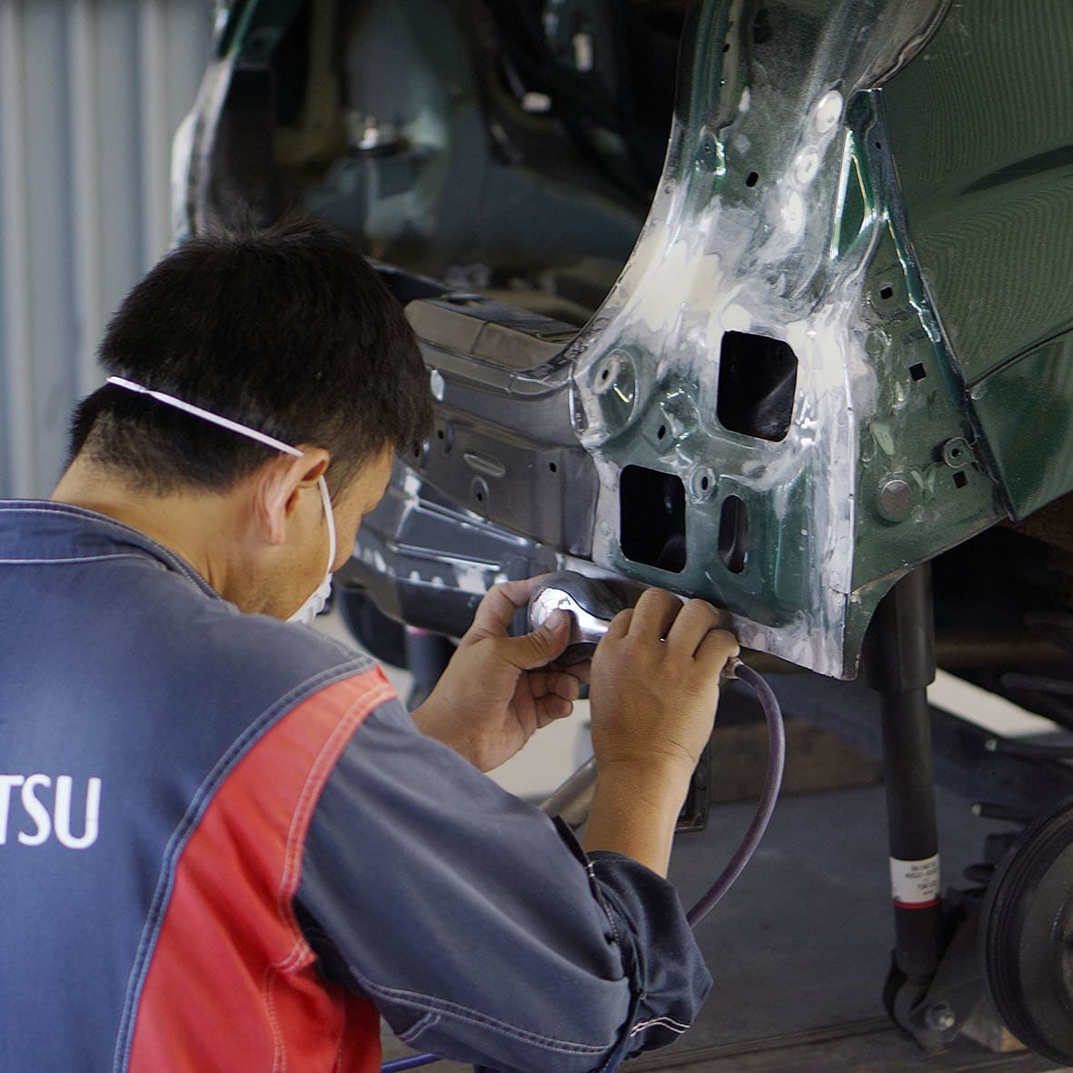 車の塗装する人