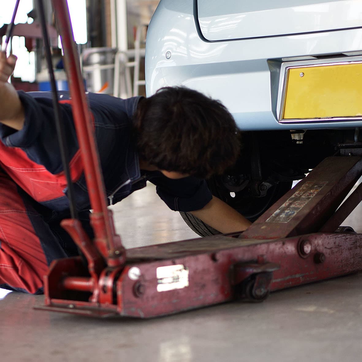 車の下を覗く人